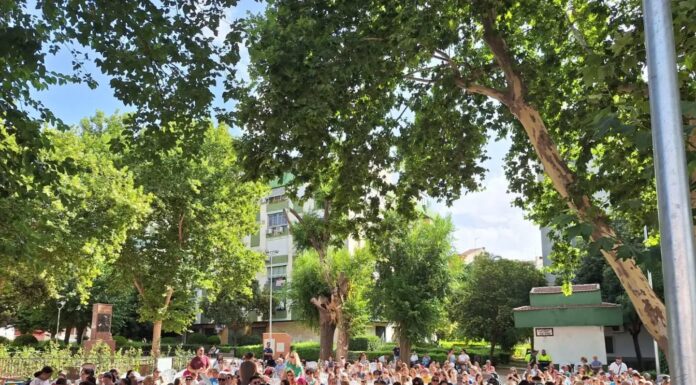 La magia de Peneque llenó de ilusión la Plaza Blas Infante