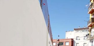 Jornada de pintura comunitaria en los pisos de Paquita Torres