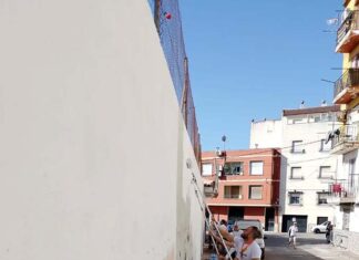 Jornada de pintura comunitaria en los pisos de Paquita Torres